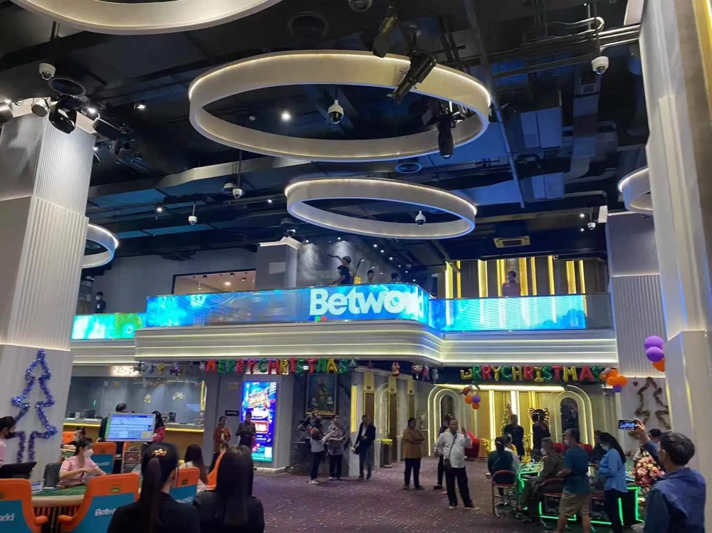 LED 크리스탈 필름 스크린은 유리 커튼월과 완벽하게 통합되어 건물의 외관 스타일을 유지합니다.