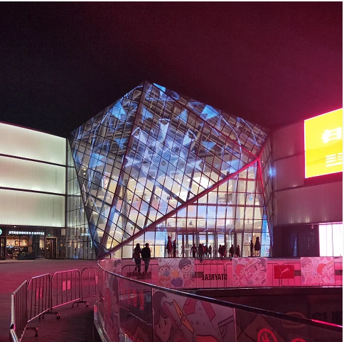 유리의 높은 투명성을 그대로 유지하여 시각적 투과율 95% 이상을 보장하며, 자연 채광을 방해하지 않습니다. 유리 표면은 매끄럽고 평평하여 빛 투과가 균일하며, 실내외 시야를 방해